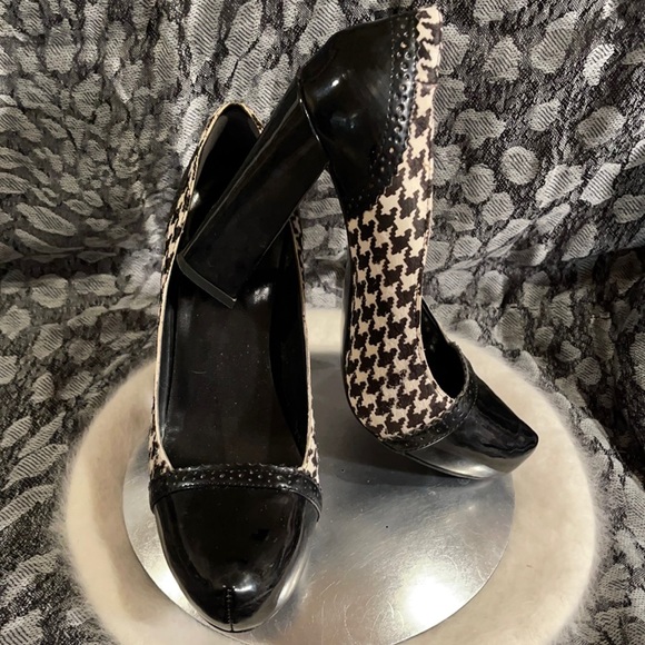 Tahari Shoes - TAHARI | Avenue style Houndstooth Pattern Stunning Heels